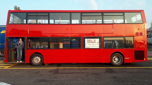 dennis parole in movimento bus libri